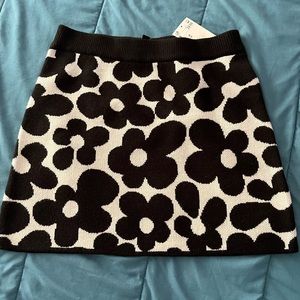 Black and white floral knitted skirt